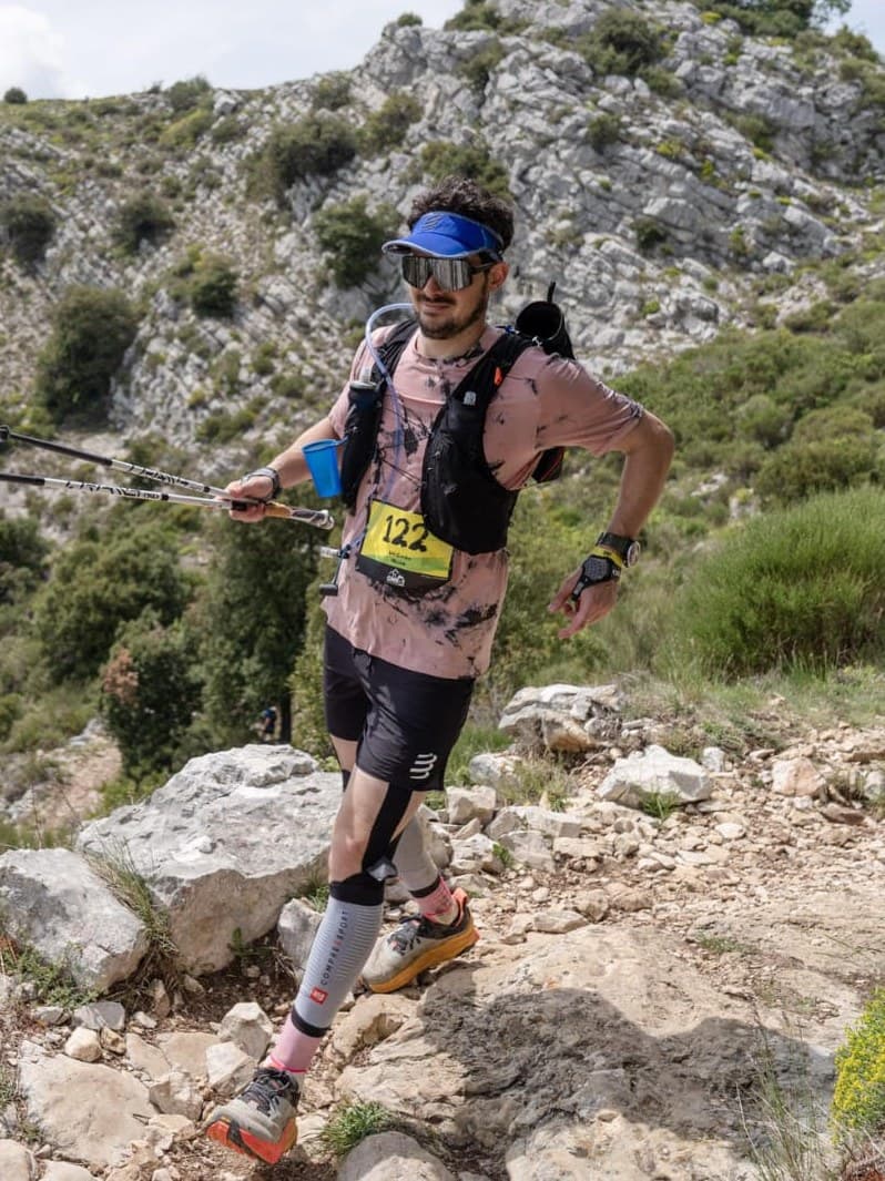 Nicolas Duvillard en course sur un sentier de crête